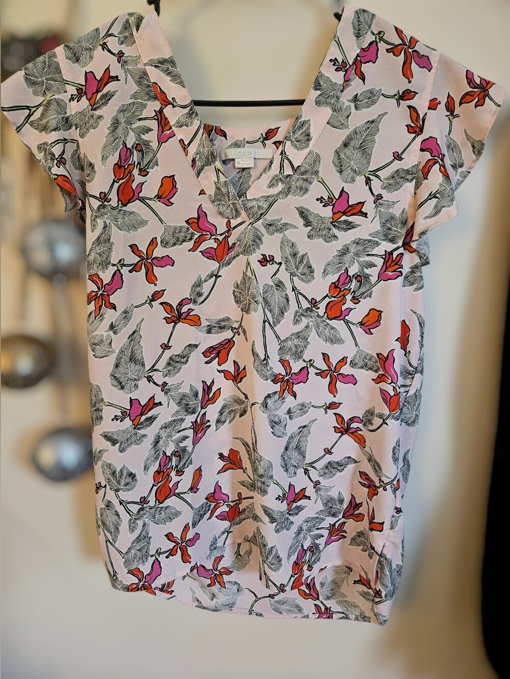 Light Pink Floral V-Neck Blouse with Short Sleeves